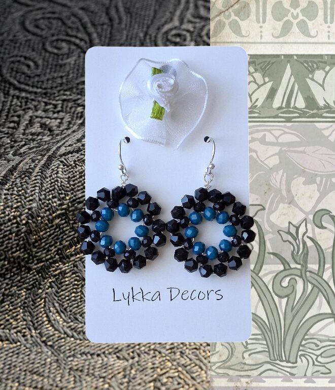 Melnu un tumši zilzaļu stikla pērlīšu auskari - ''saulītes'' 