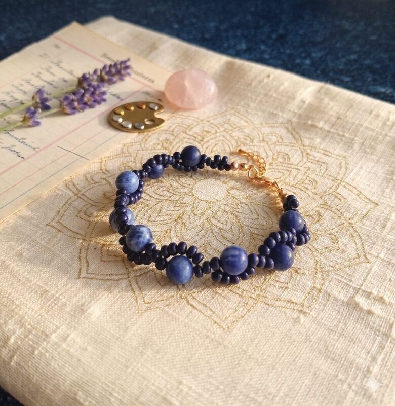 Rokassprādze ar zilā sodalita un stikla pērlītēm